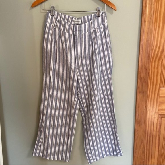 A&F Linen-Blend Pleaded Wide Ultra High Rise Pant - Picture 2 of 8